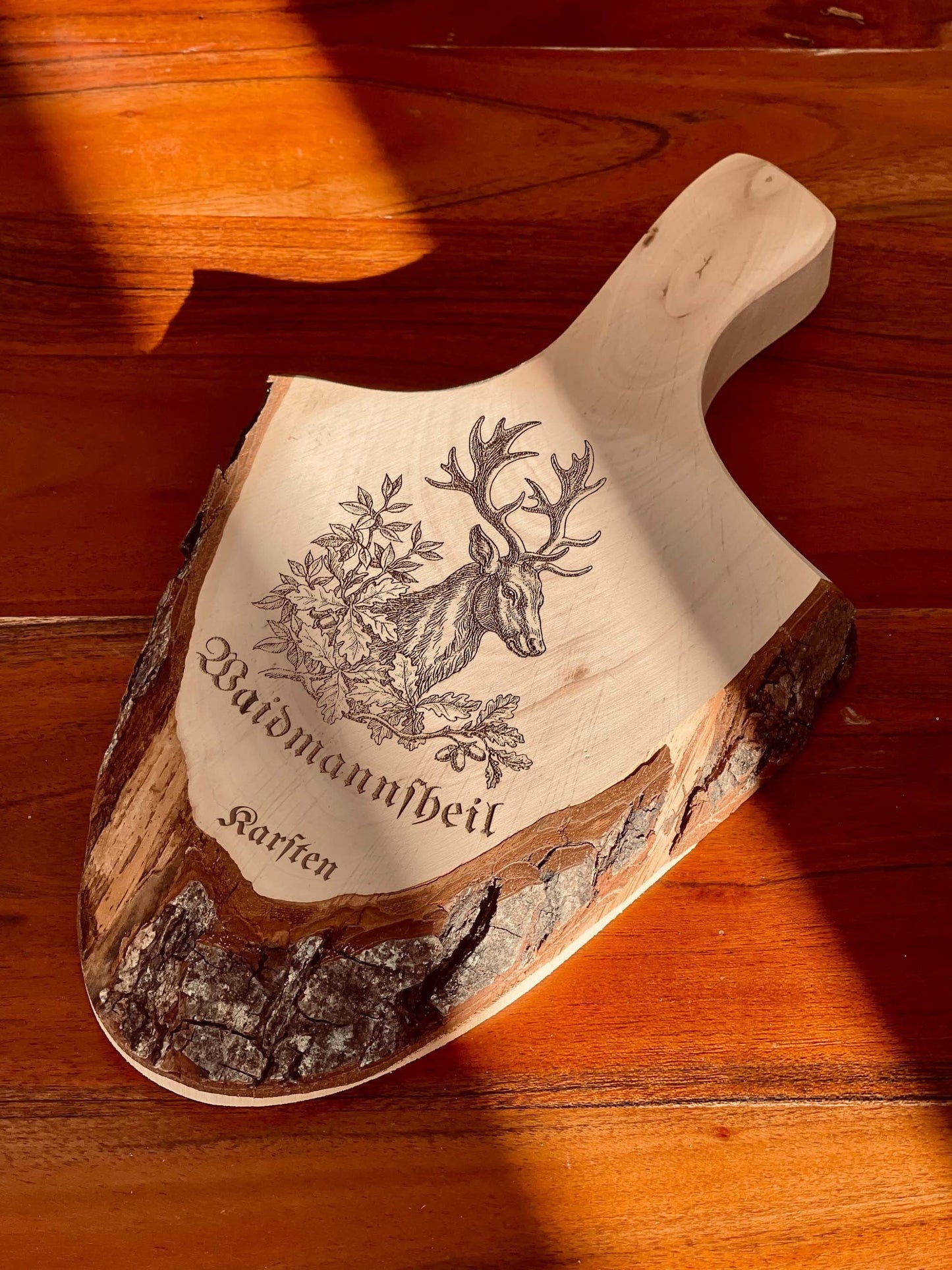 Personalisiertes kleines Deko Rindenbrett mit Hirsch Gravur für Jäger, Holzbrett mit Wunschtext Vesperbrett mit Name, Waidmannsheil Jagd