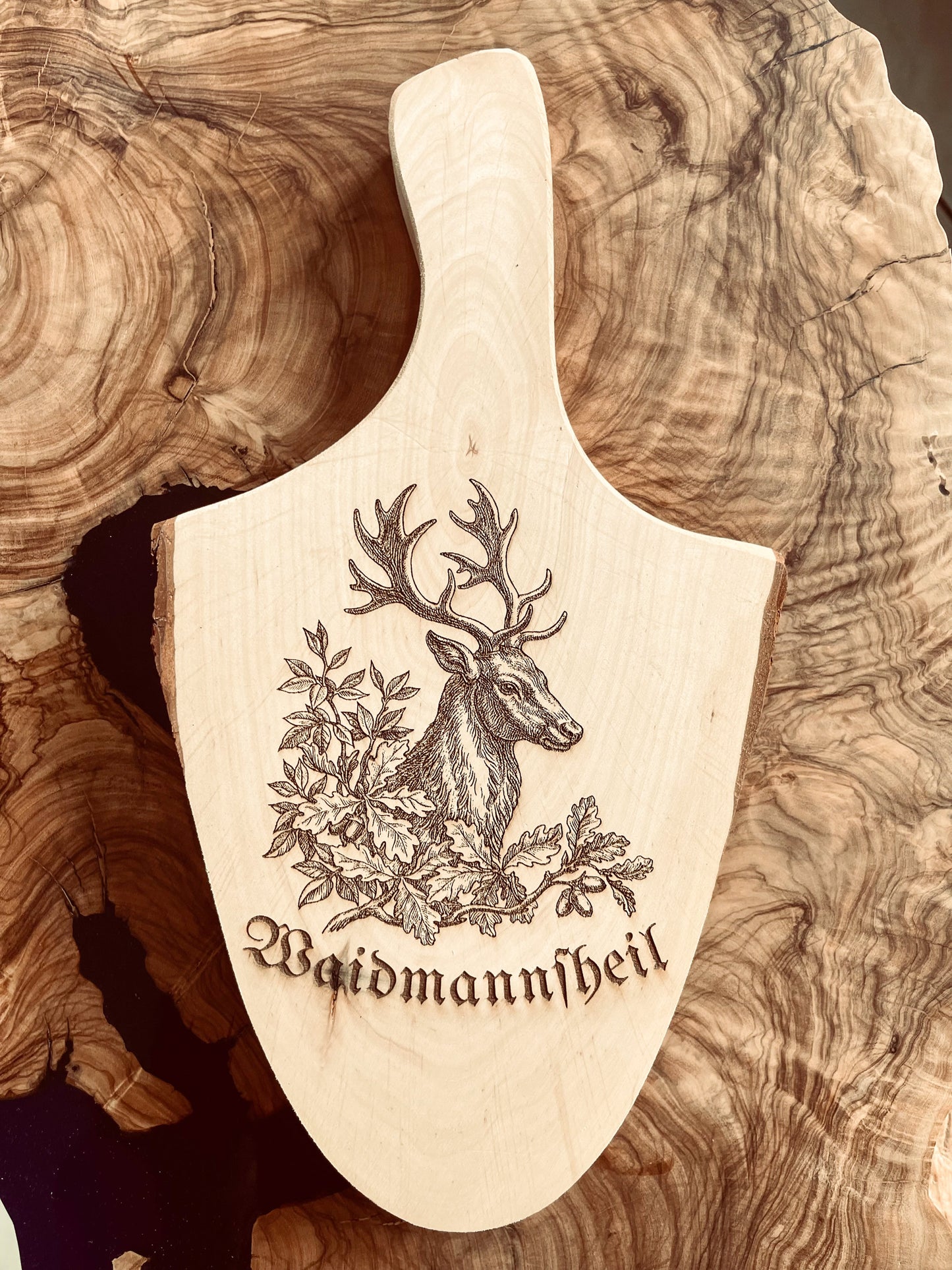 Personalisiertes kleines Deko Rindenbrett mit Hirsch Gravur für Jäger, Holzbrett mit Wunschtext Vesperbrett mit Name, Waidmannsheil Jagd